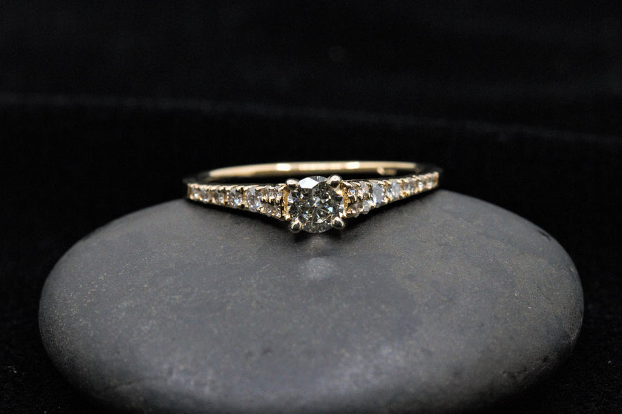 Diamond solitaire ring in 14K gold
